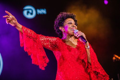 Gladys Knight singing on stage.