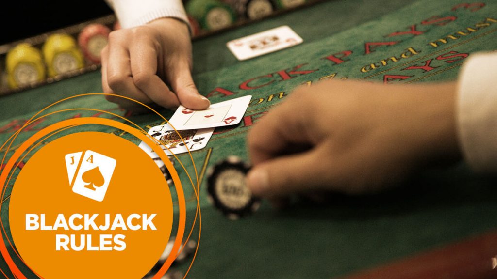 El crupier revela una mano de blackjack en la mesa de juego del casino.