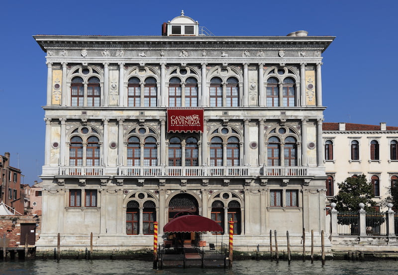 Kasino tertua di dunia di kanal Venesia.
