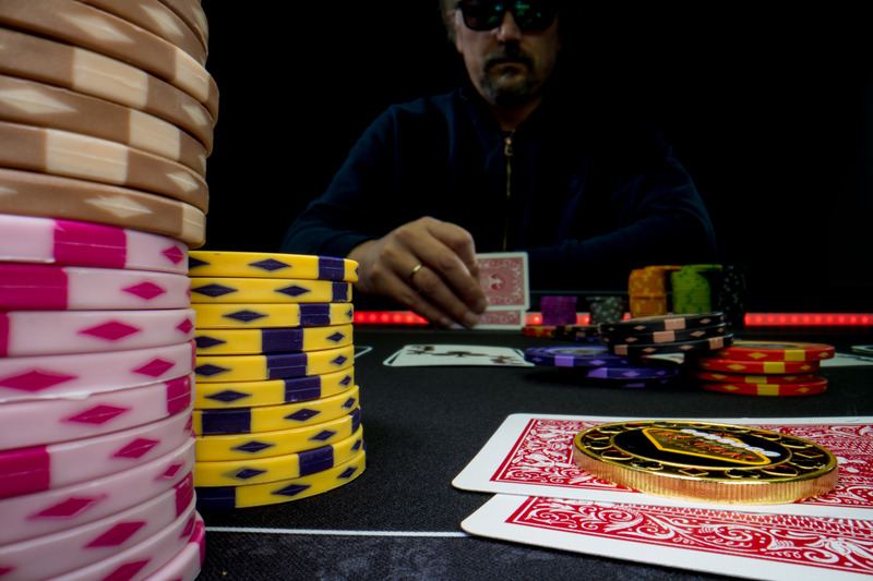 Permainan poker mewah dengan kasino rahasia chip kuning taruhan tinggi