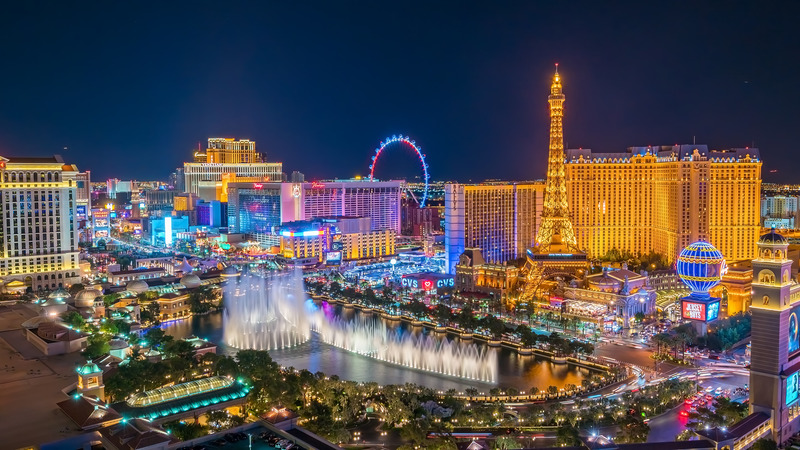Las Vegas Strip di malam hari Lampu neon Ferris wheel Kasino terbesar di dunia