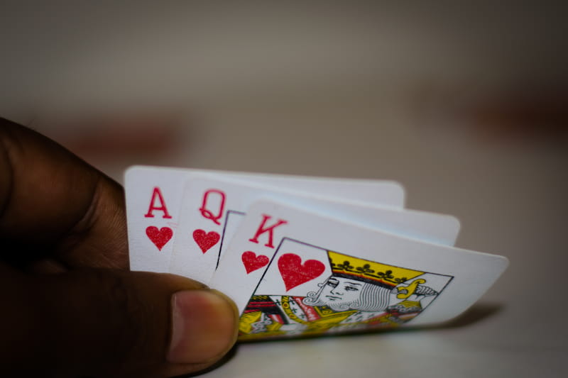Tiga kartu, sedikit mengungkapkan kartu as, raja dan ratu hati. Menurut aturan Teen Patti, ini adalah barang bekas terkuat!