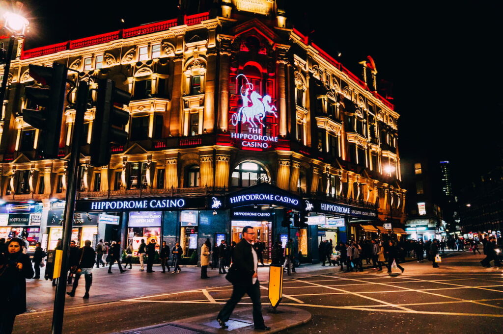 Pejalan kaki berjalan di luar Hippodrome Casino di London.