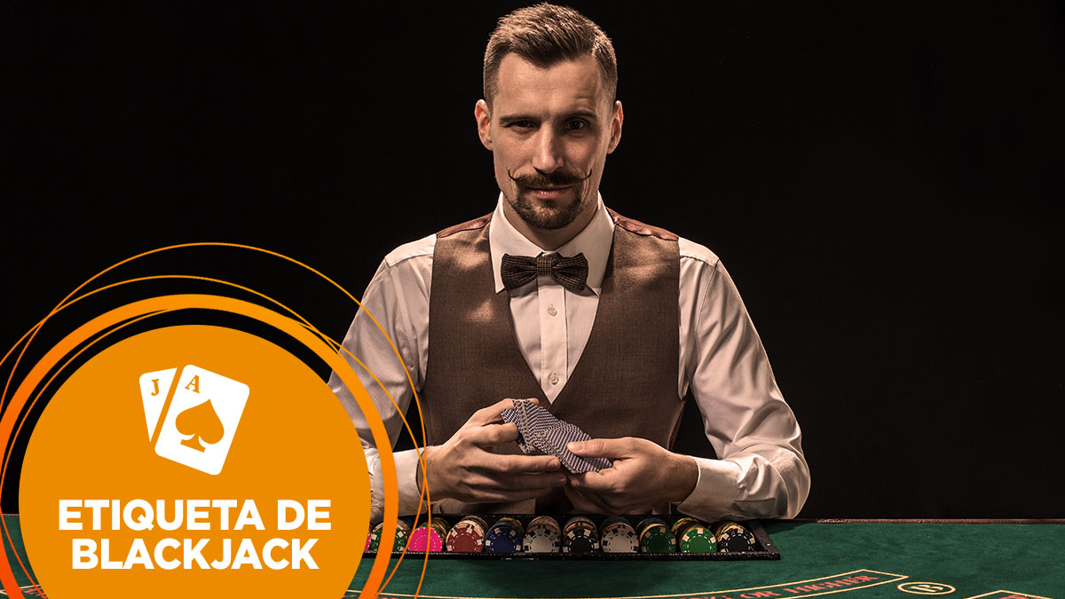 Crupier de blackjack barajando cartas en la mesa