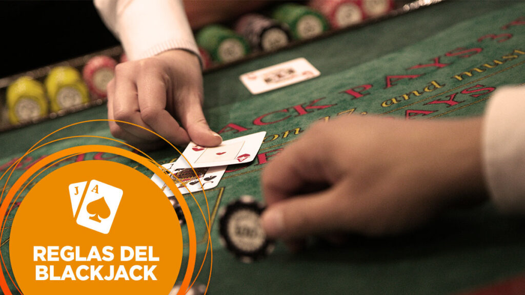 El crupier revela una mano de blackjack en la mesa de juego del casino.