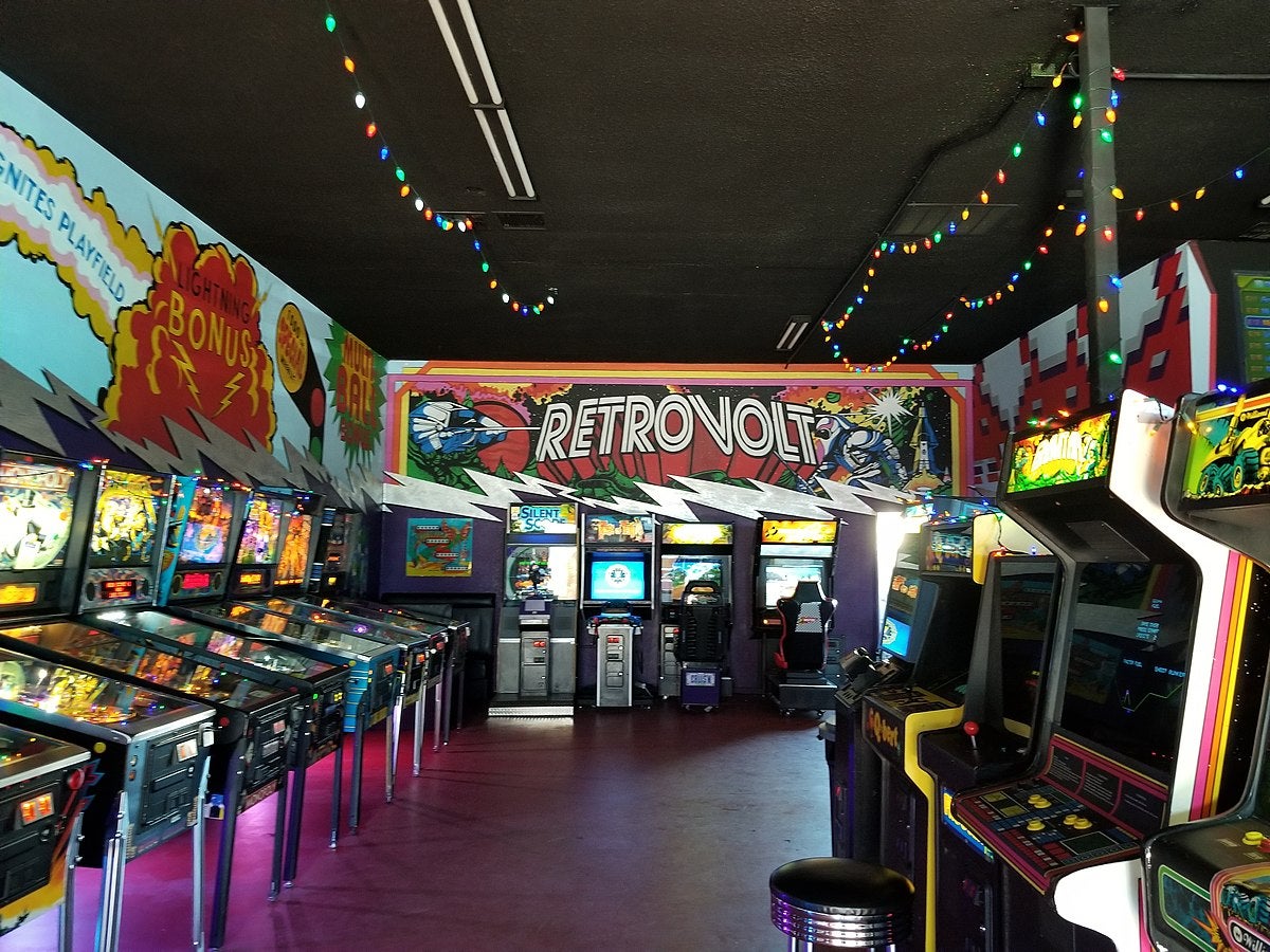Retrovolt Arcade 2017 - Arcade and Pinball Machines.jpg - Wikimedia Commons Skill-based Arcade Machines