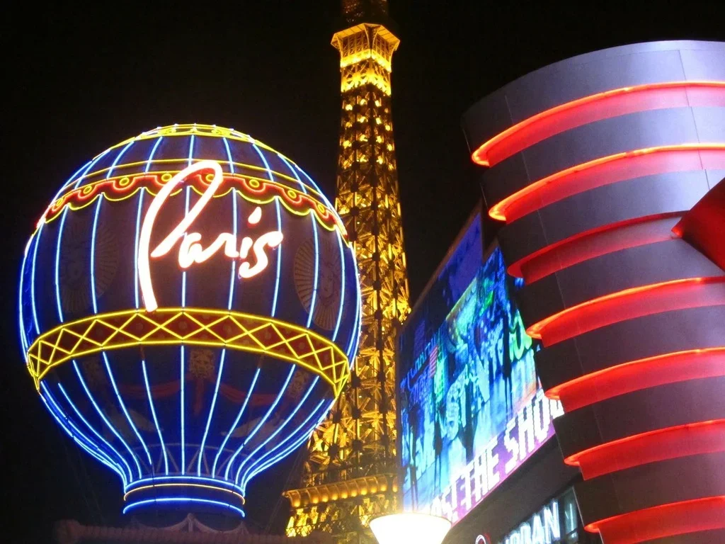 Blue Light Changes Gambling Behaviors
