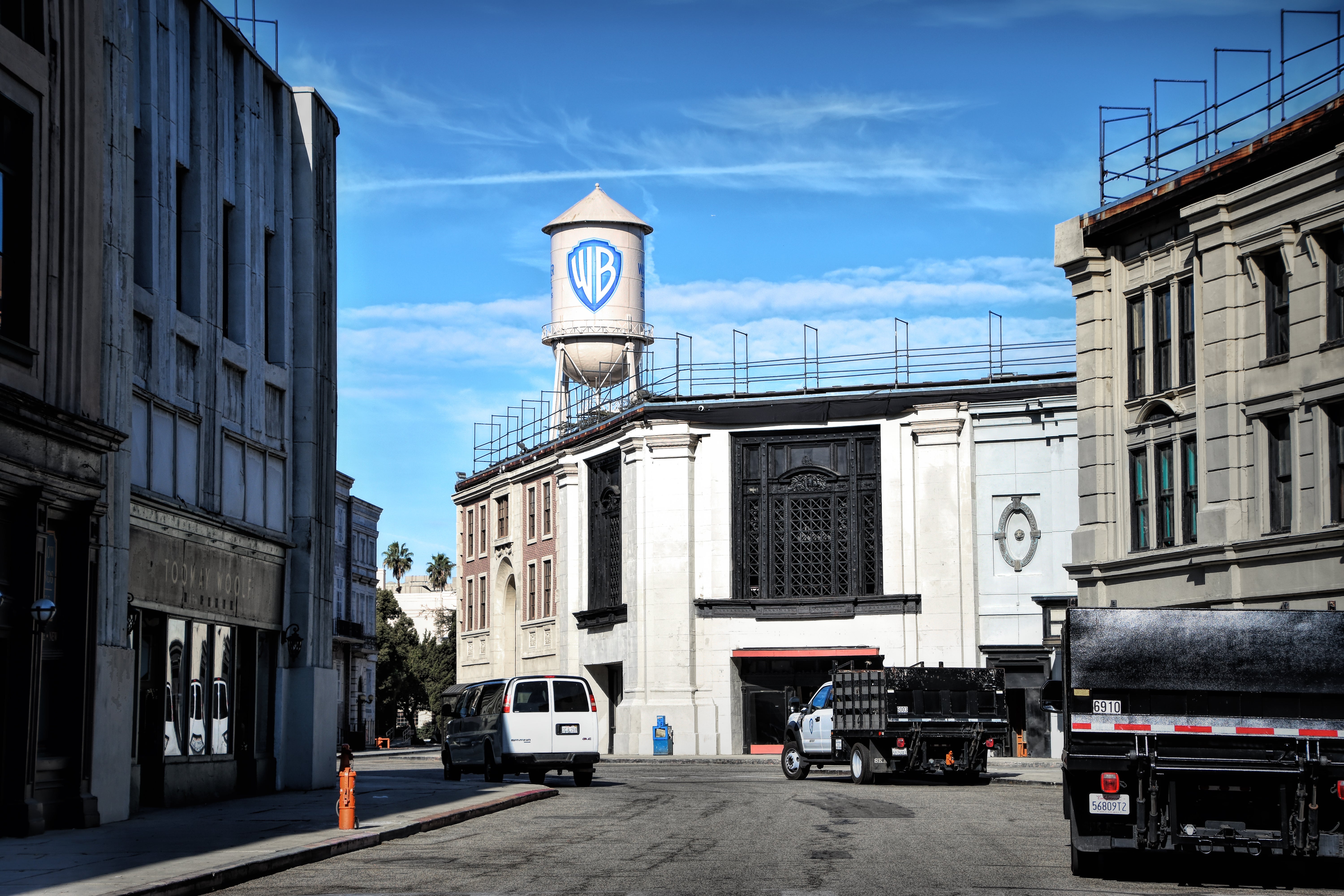 Warner Bros. Discovery Reopens Paramount Talks, Setting Stage for Potential Bidding War With Netflix