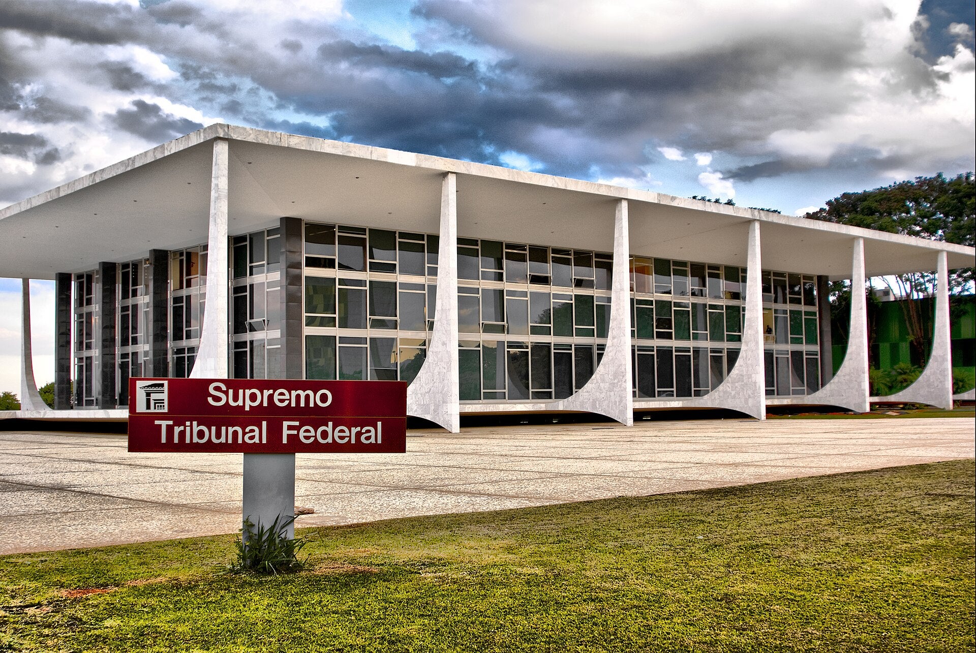 Brazil's Supreme Federal Court (STF) building in Brasília, with a red Supremo Tribunal Federal sign in front