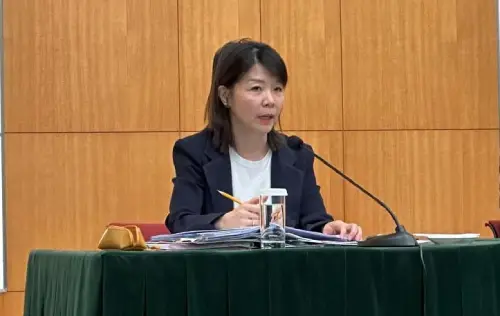 财政局副局长何燕梅